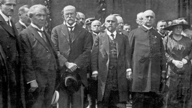 Na snímku z 1. července 1922 stojí Alois Rašín po levici T .G. Masaryka. Sešli se při příležitosti výročí bitvy u Zborova a pohřbu ostatků italských legionářů u Staroměstské radnice v Praze.