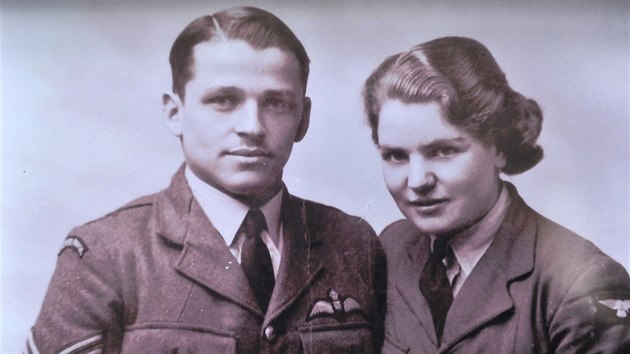 Josef Dygrýn-Ligotický na snímku se svou ženou Doris Reevesovou. Oba jsou pohřbeni na hřbitově v anglickém Westwellu.