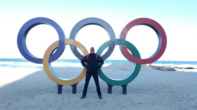 Ve fotoalbu Marka echa nechyb snmek s pti olympijskmi kruhy na pli v Kangnungu.