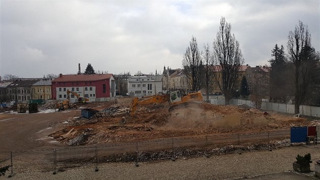 Snímek je z průběhu demolice. V současné chvíli už jsou práce o kus dál - zbývá vybourání základových konstrukcí. Ulice Leoše Janáčka lemuje tento areál zleva.