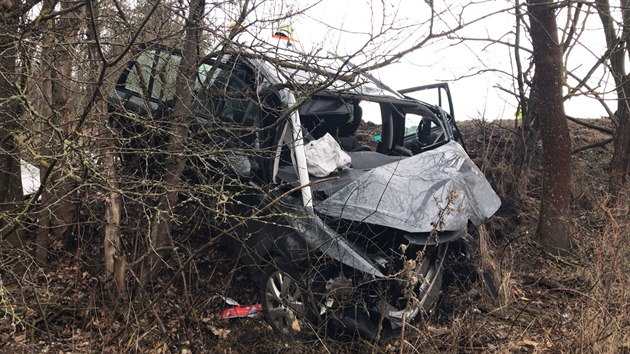 Osobní auto se v zatáčce vyhýbalo nákladnímu a sjelo ze silnice. (14. března 2018)