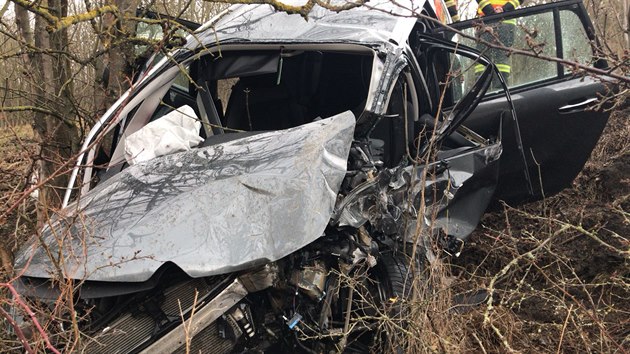 Osobní auto se v zatáčce vyhýbalo nákladnímu a sjelo ze silnice. (14. března 2018)
