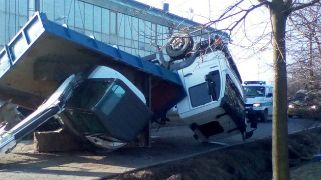 Pi dopravn nehod se pevrtilo na stechu nkladn auto. Nehoda se obela bez zrann (15.3.2018)