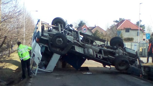 Pi dopravn nehod se pevrtilo na stechu nkladn auto. Nehoda se obela bez zrann (15.3.2018)