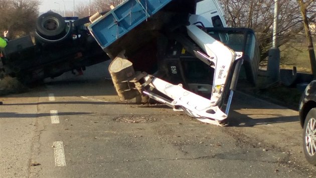 Pi dopravn nehod se pevrtilo na stechu nkladn auto. Nehoda se obela bez zrann (15.3.2018)