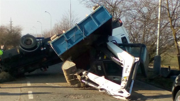 Pi dopravn nehod se pevrtilo na stechu nkladn auto. Nehoda se obela bez zrann (15.3.2018)