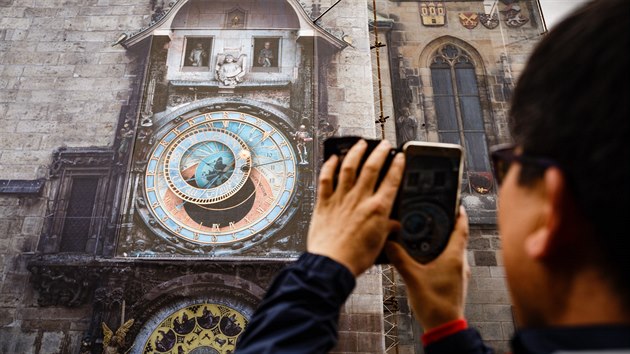 Spuštění virtuálního orloje - LED obrazovky, umístěné po dobu rekonstrukce orloje na věži Staroměstské radnice. Virtuální orloj plně kopíruje funkci originálního orloje, včetně doprovodných zvukových efektů.