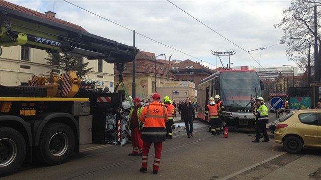 V ulici Na Slupi se srazila tramvaj s osobnm autem. Doprava je na mst zastavena. (15.3.2018)