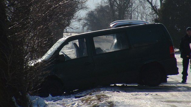U Dalovic na Mladoboleslavsku dostala řidička smyk na zledovatělé vozovce a čelně narazila do dodávky. Nehodu nepřežila (19.3.2018)