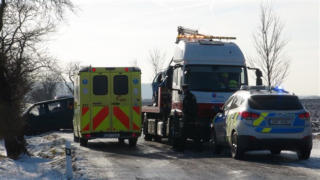 U Dalovic na Mladoboleslavsku dostala řidička smyk na zledovatělé vozovce a čelně narazila do dodávky. Nehodu nepřežila (19.3.2018)