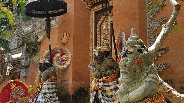 Sochy démonů na Bali