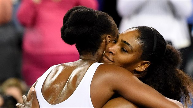 Venus a Serena (vpravo) Williamsovy na turnaji v Indian Wells.