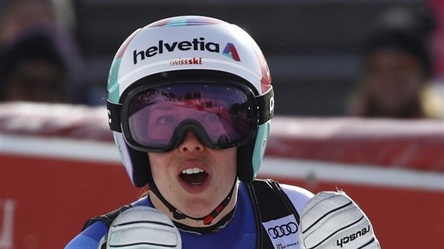 Michelle Gisinová v cíli superobřího slalomu v Aare.