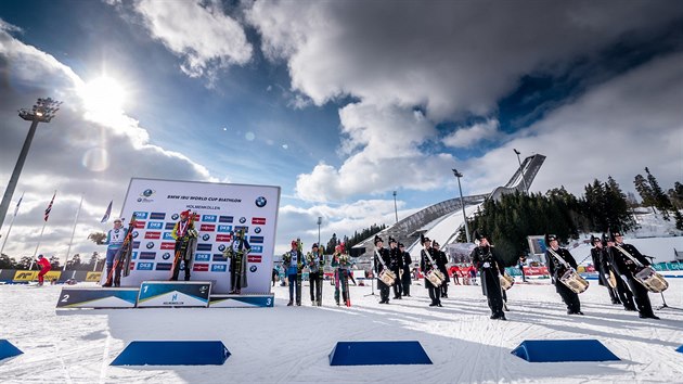 Pódium pro nejlepší biatlonistky ve sprintu na Holmenkollenu v Oslu.
