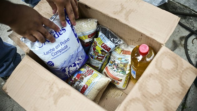 Krabice se základními potravinami z programu CLAP má zažehnat hlad.