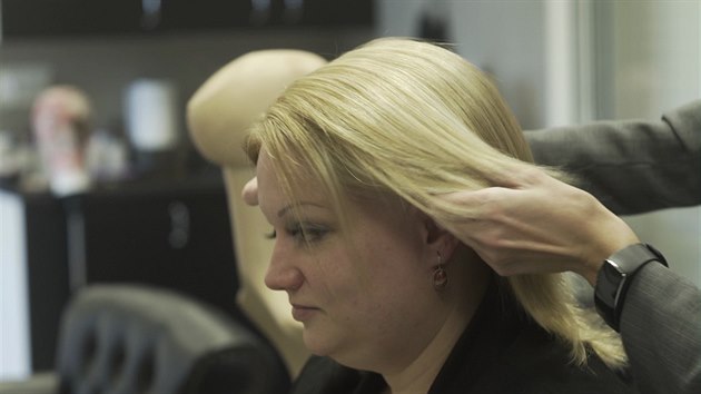 Paruku z pravých vlasů vytvořili Petře, která již šest let trpí alopeciích, v salonu Dlouhovláska.cz zcela zdarma.