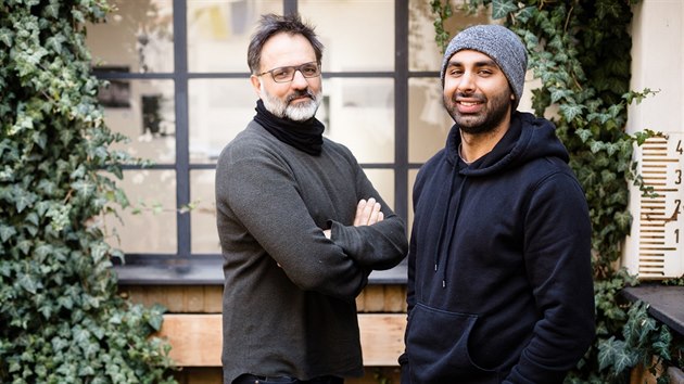 Adel Khan Farooq (vpravo), norský dokumentarista pákistánského původu, a norský režisér a kameraman Ulrik Imtiaz Rolfsen, tvůrci filmu Nábor pro džihád a hosté festivalu dokumentárních filmů o lidských právech Jeden Svět 2018.