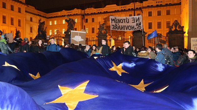 ��st demonstrant� se vydala na Pra�sk� hrad, kde p�ed branami na Hrad�ansk�m n�m�st� zvonili kl��emi a skandovali �U� jsme tady!� �i �Zemane, otev�i.� (14. b�ezna 2018)