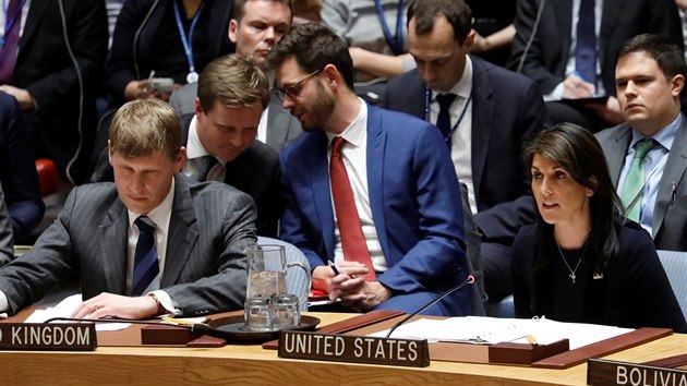 Velvyslankyn Spojench stt Nikki Haleyov hovo na jednn Rady bezpenosti OSN ve vci otravy bvalho ruskho agenta v britskch slubch Sergeje Skripala. (14. bezna 2018)