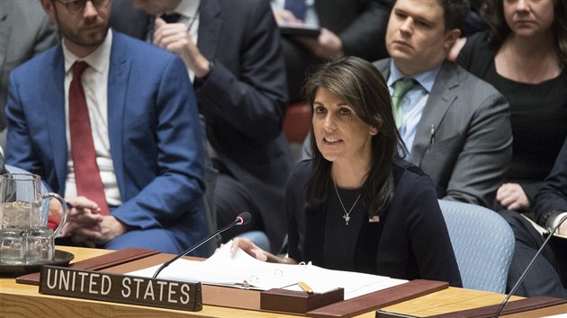 Velvyslankyně Spojených států Nikki Haleyová hovoří na jednání Rady bezpečnosti OSN ve věci otravy bývalého ruského agenta v britských službách Sergeje Skripala. (14. března 2018)