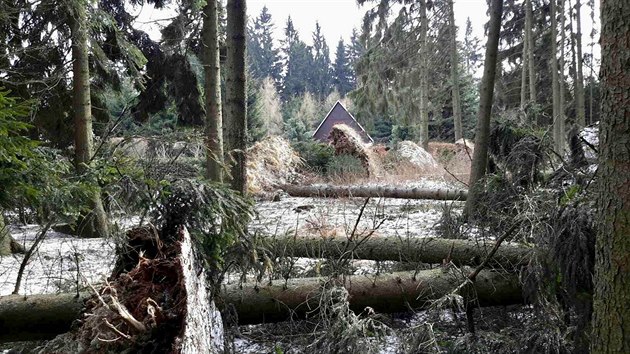 Kvůli silnému větru hasiči nařídili zákaz vstupu do chatové oblasti poblíž obce Suchý. (18. března 2018)