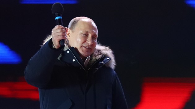 Znovuzvolen rusk prezident Vladimir Putin slav se svmi pznivci vtzstv ve volbch pobl moskevskho Rudho nmst. (18. bezna 2018)