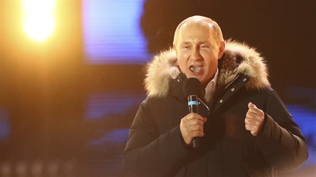 Znovuzvolen� rusk� prezident Vladimir Putin slav� se sv�mi p��znivci v�t�zstv� ve volb�ch pobl� moskevsk�ho Rud�ho n�m�st�. (18. b�ezna 2018)