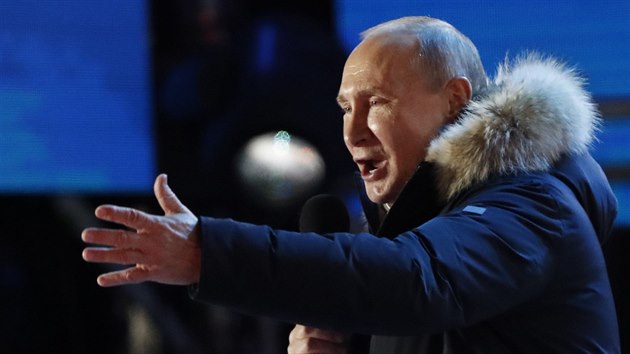 Znovuzvolený ruský prezident Vladimir Putin slaví se svými příznivci vítězství ve volbách poblíž moskevského Rudého náměstí. (18. března 2018)
