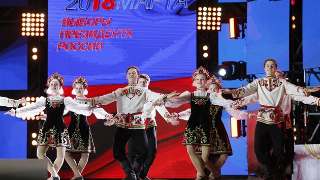 Tanenci vystupuj pi oslavch vtzstv prezidenta Vladimira Putina ve volbch pobl moskevskho Rudho nmst. (18. bezna 2018)