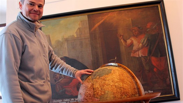 Kastelán Libor Švec ukazuje novinku na Kuksu - glóbus z konce 18. století.