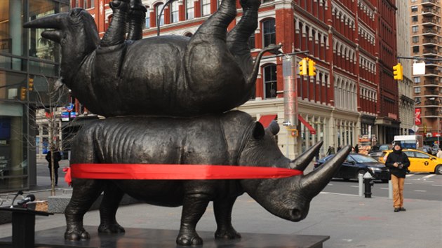 Socha nosoroc v New Yorku zobrazuje Sudna, Njin a Fatu, ti posledn bl severn nosoroce na svt. (15.3.2018).