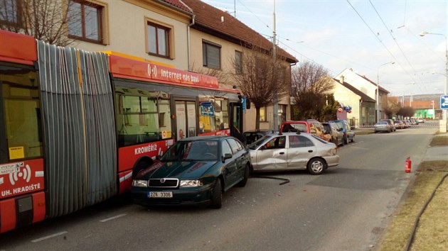 Trolejbus v Otrokovicích naboural sedm zaparkovaných aut. (19.3.2018)