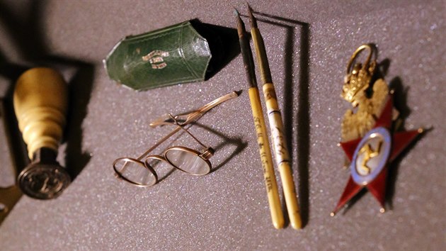 Metternichovské předměty vázající se k jeho diplomatické kariéře. Podpisová razítka, brýle a řád Království Obojí Sicílie