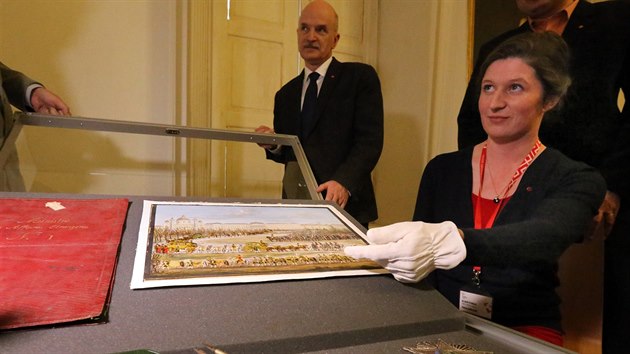 Kurátorka Petra Jadlovská ukazuje na kynžvartském zámku část předmětů z metternichovské sbírky, které mají vztah k diplomacii.