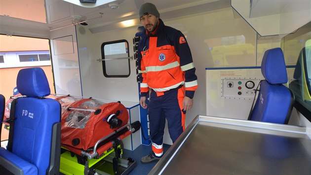 Krajská záchranka ve Zlíně převzala třináct nových sanitních vozů, mezi nimi bylo i jedno vozidlo pro přepravu obézních pacientů.