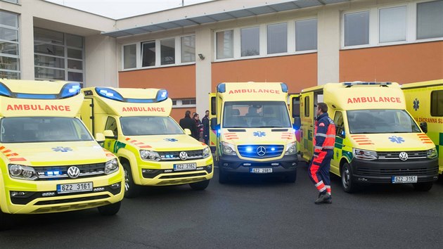 Krajská záchranka ve Zlíně převzala třináct nových sanitních vozů, mezi nimi bylo i jedno vozidlo pro přepravu obézních pacientů.
