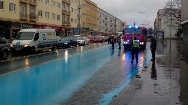 Modrá tiskařská barva znečistila silnici na třídě Tomáše Bati u divadla v centru Zlína.