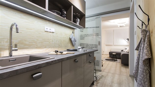 Pnsk kuchy je vybaven dvouplotnkou a vestavnou mikrovlnkou. Obvac pokoj od chodby oddluj posuvn sklenn dvee.