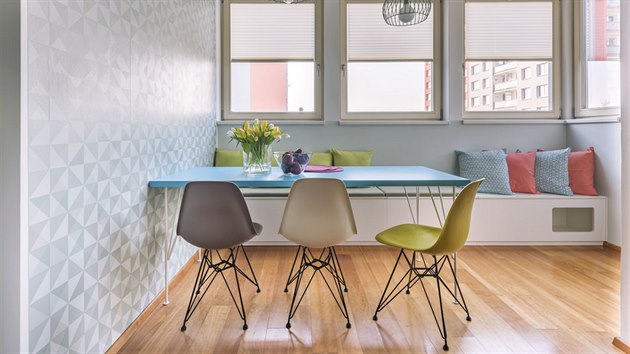 Jídelní stůl zhotovený na míru má kovové nohy navržené tak, aby ladily s podnožemi ikonických židlí Plastic Side Chair DSR (Vitra) od Ray a Charlese Eamesových. Z druhé strany stolu je možné usednout na praktickou lavici s úložným prostorem a skrýší pro kočky.