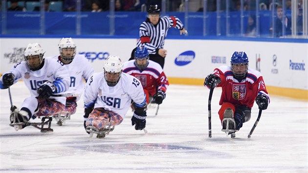 Český sledge hokejista Jiří Raul (vpravo) se snaží být dříve za pukem než američtí soupeři.