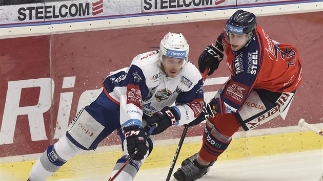 Marcel Hak (vlevo) z Komety Brno v souboji s vtkovickm Lukem Klokem.