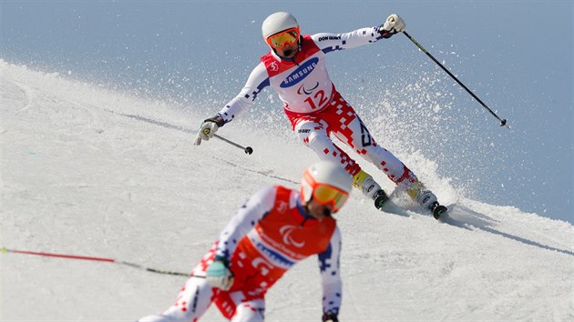Zrakov postien lya Patrik Hetmer se svm trasrem (v poped) na trati obho slalomu.