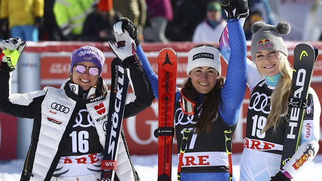 Ti nejlep eny z poslednho superobho slalomu v sezon. Zleva druh Nmka Viktoria Rebensburgov, vtzn Italka Sofia Goggiaov a tet Lindsey Vonnov z USA.