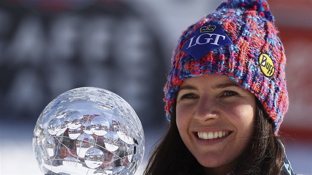 Lichtenštejnská lyžařka Tina Weiratherová s malým globem za celkové prvenství v superobřím slalomu Světového poháru.