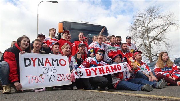 Za Dynamo! tyicet fanouk jede povzbudit sv hokejisty do Tince.