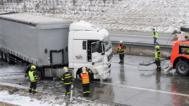 Při dopravní nehodě na D1 u Ostravy hořel kamion. Zablokoval dva jízdní pruhy.