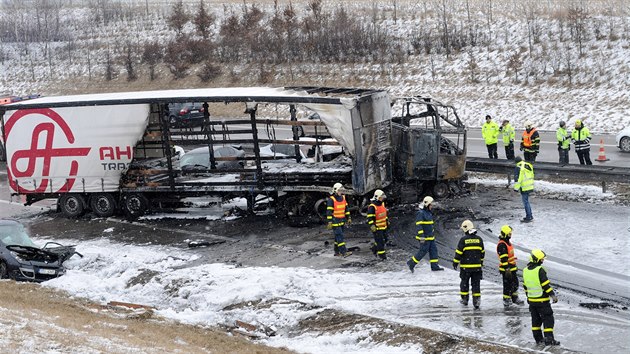 Při dopravní nehodě na D1 u Ostravy hořel kamion. Zablokoval dva jízdní pruhy.