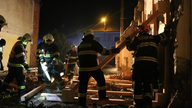 Po zcen ttov zdi domu ve Vrovanech na Olomoucku ekal hasie nkolikahodinov zsah, pi kterm museli odklidit zdivo a pedevm podprami zpevnit nosnou stnu domu.