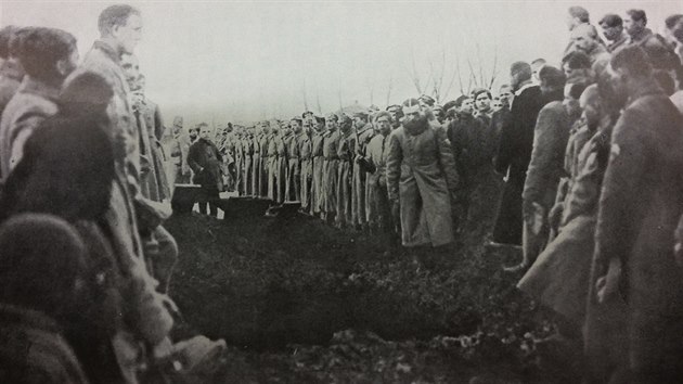 V bitvě u Bachmače ztratil Hanácký pluk 22 mužů, snímek zachycuje pohřeb padlých.