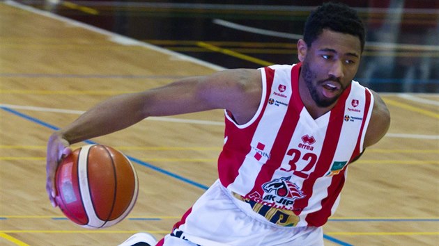 Pardubick kdelnk Brandon Spearman to v zpase s Olomouckem.